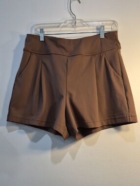 HALARA High-Waist Pleated Shorts in Brown